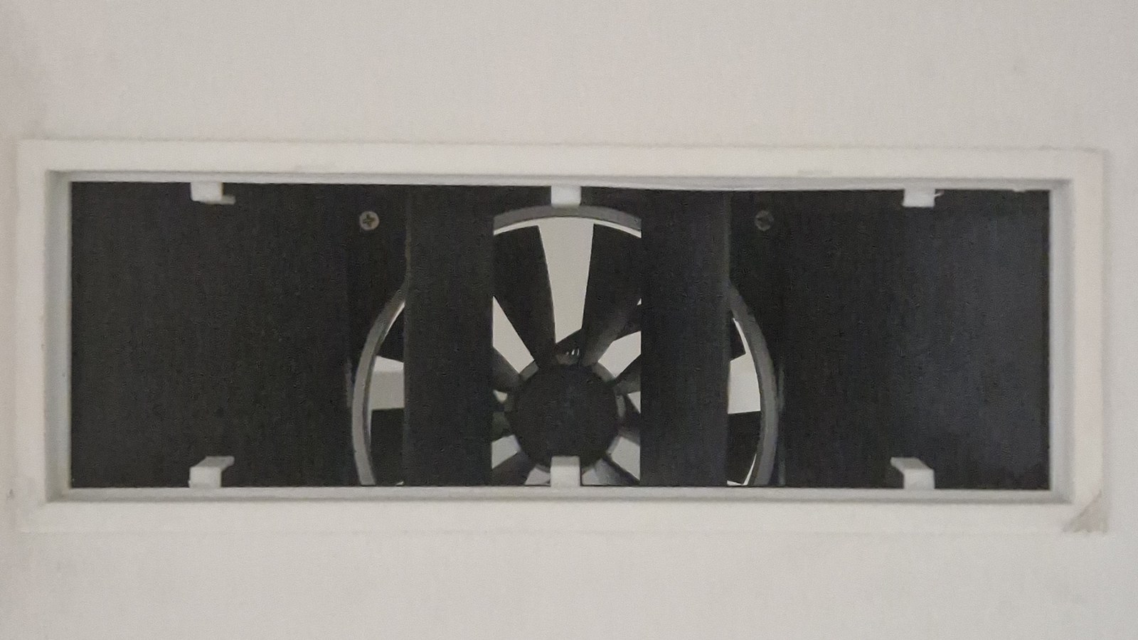 Conducto con el ventilador visto a través de la ranura del tablero, antes de colocar el marco