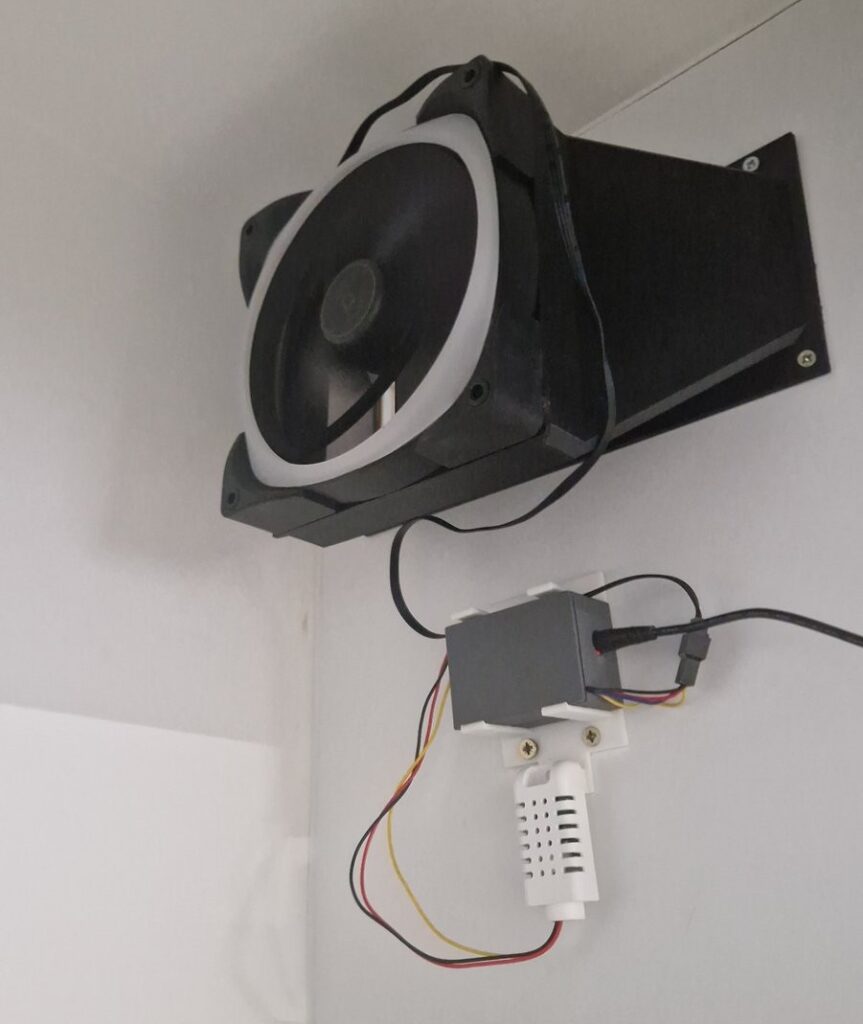 Interior del armario con el conducto, el ventilador, el controlador ESP32 y el sensor de temperatura
